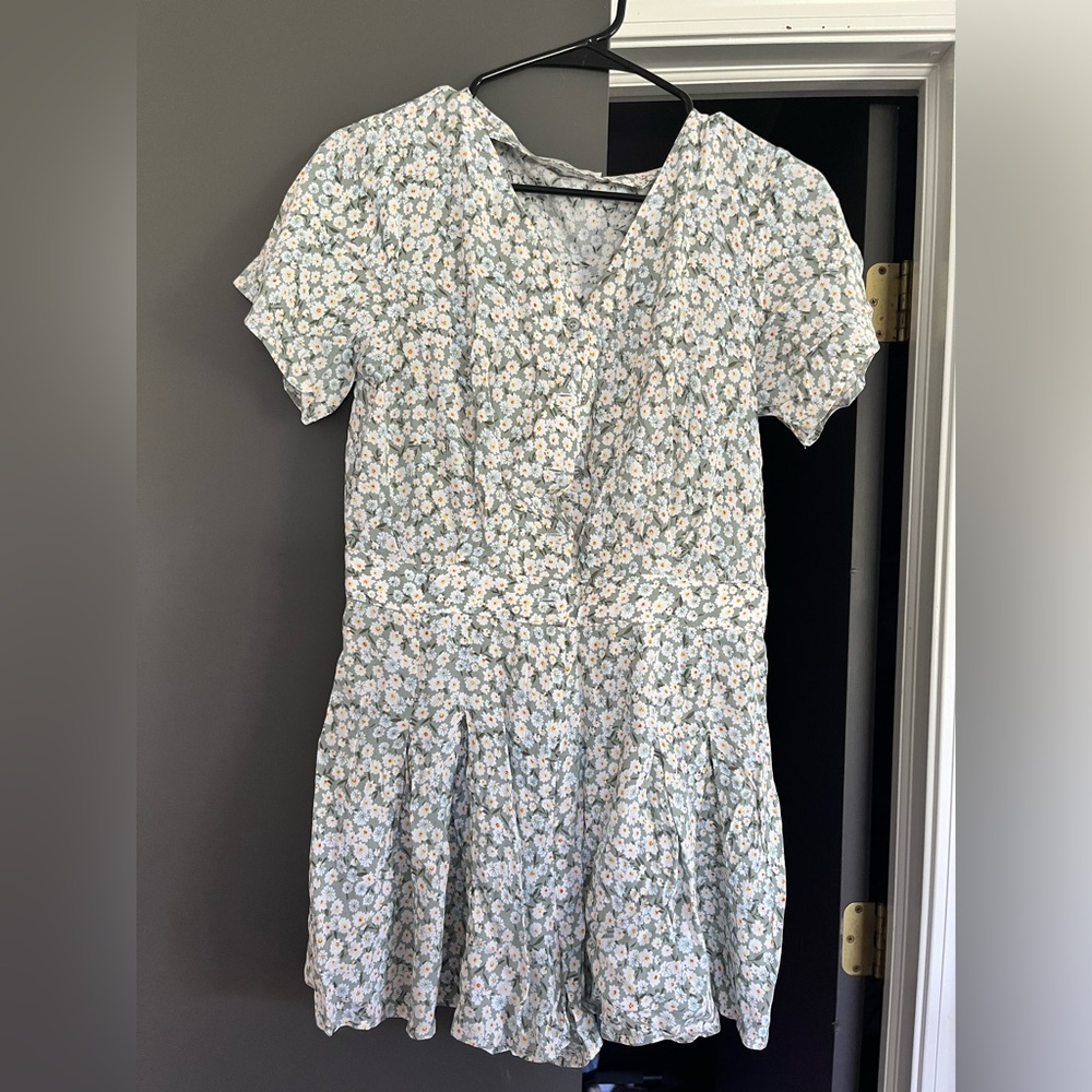 Women’s boutique romper size small. Really cute button down detail